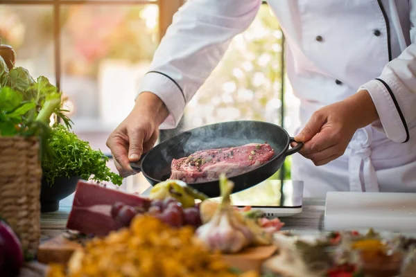 Carne crua na panela preta . — Fotografia de Stock