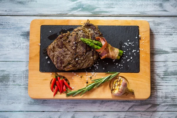 Biftek hafif kahverengi tahta üzerinde. — Stok fotoğraf
