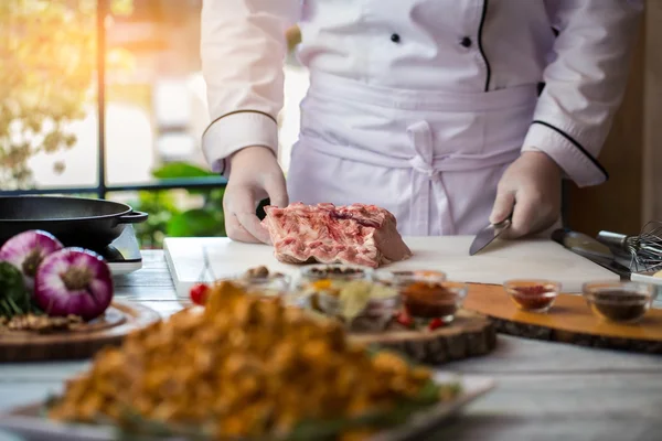 Carne sobre tabla de cocción blanca . — Foto de Stock