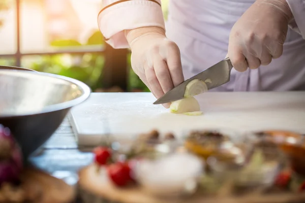 Mano con cuchillo corta cebolla . — Foto de Stock