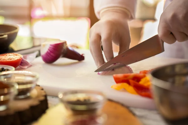 Hand med kniv skära lök. — Stockfoto