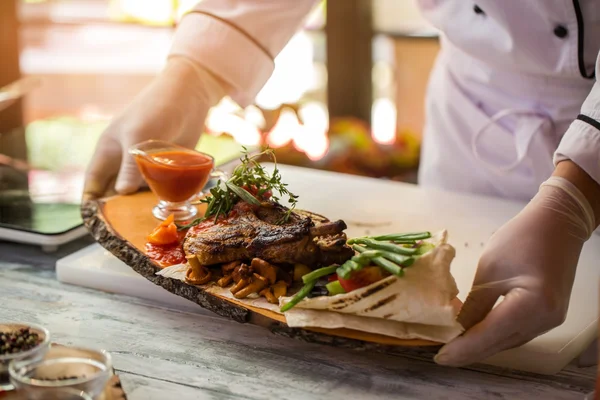 Carne cotta e pane pita . — Foto Stock