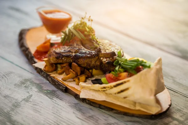 Tablero de madera con carne cocida . —  Fotos de Stock