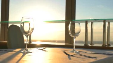 Boş kadehlerin ve çatal bıçak takımı.