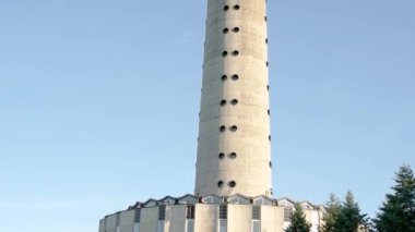 Gökyüzü arka plan üzerinde TV Kulesi.
