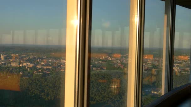 Stadtblick aus dem Fenster. — Stockvideo