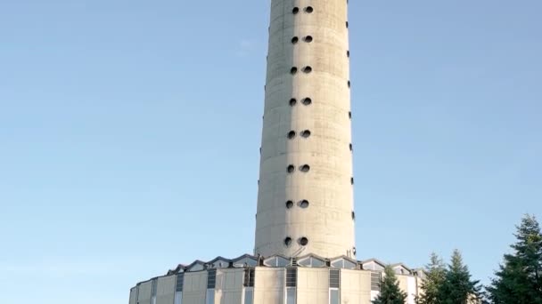 Torre de televisión en el fondo del cielo . — Vídeos de Stock