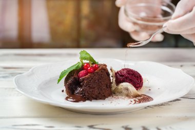 Tatlı çikolata kırıntıları düşmek.