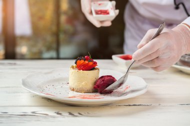 Küçük yuvarlak kek çilek ile.