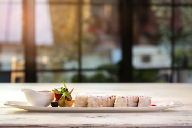 Tatlı uzun plaka üzerinde.