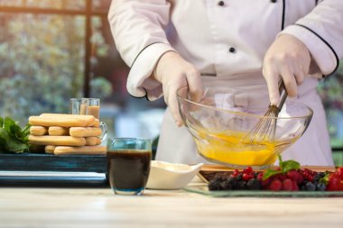 El çırpma aletleri yumurta bir kapta.