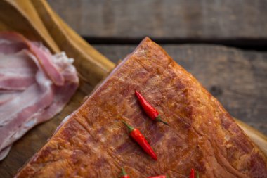 Et ve küçük pul biber.