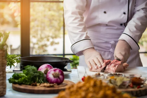 Hombre con cuchillo corta carne . — Foto de Stock