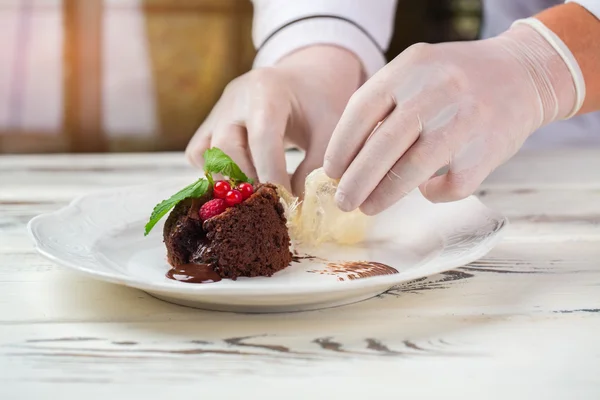 Bolo castanho escuro . — Fotografia de Stock