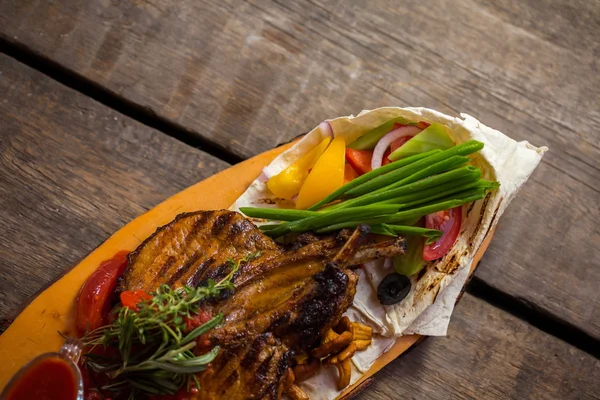 Cooked meat on pita bread. — Stock Photo, Image