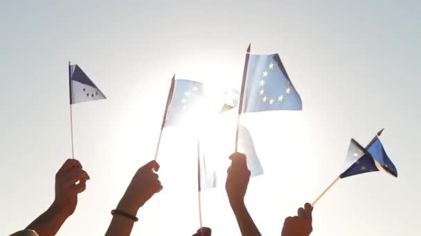 Mãos agitando bandeiras da UE . — Vídeo de Stock