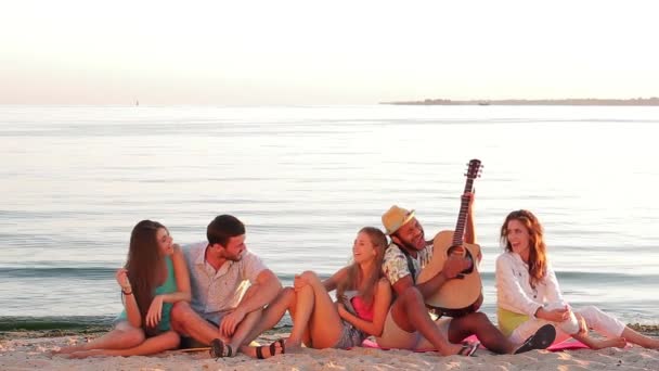 La gente en la playa sonríe . — Vídeos de Stock