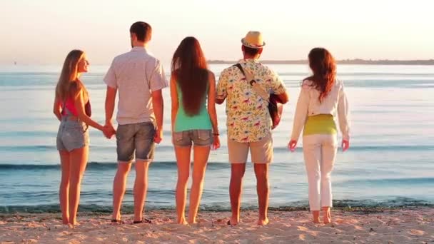 Les jeunes se tiennent sur la plage . — Video