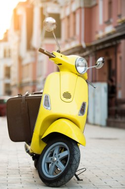 Scooter kahverengi çanta.