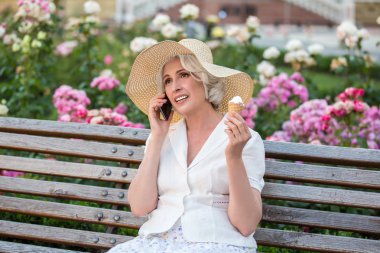 Telefondaki kadın sohbetleri.