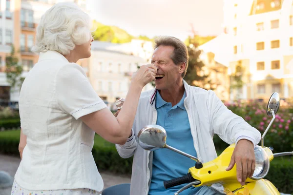 Man met ijs lachen. — Stockfoto