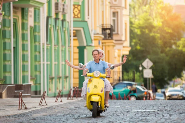 Pareja está montando scooter amarillo . —  Fotos de Stock
