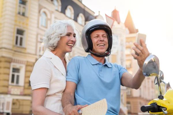 Paar kijken naar mobiele telefoon. — Stockfoto