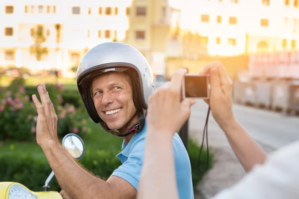 Volwassen man die lacht op camera. — Stockfoto