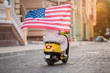 Çift bir scooter sürme.