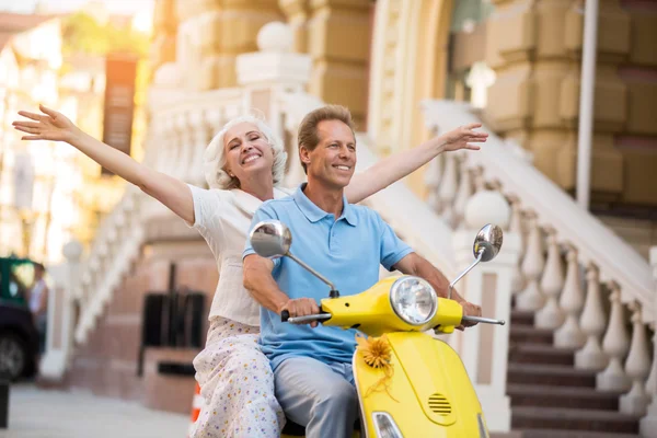 Man en vrouw rijden scooter. — Stockfoto