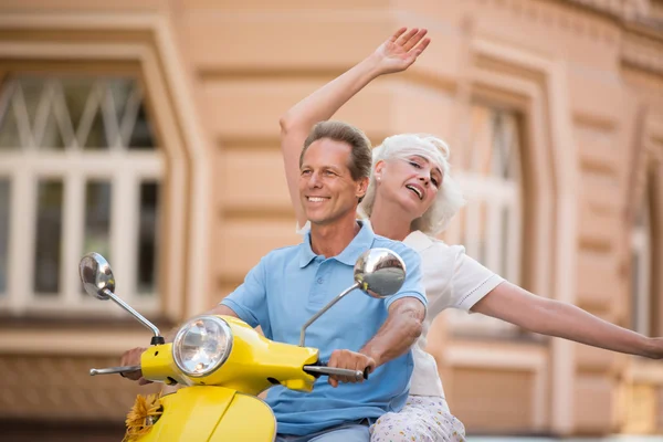 Paar rijden gele scooter. — Stockfoto