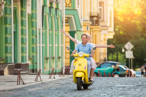 Un par de paseos scooter amarillo . —  Fotos de Stock