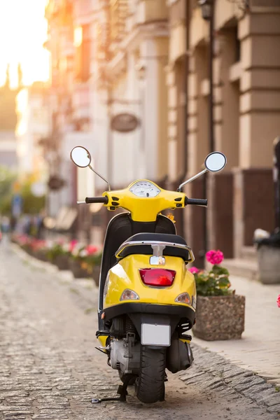 Vista posterior de scooter amarillo . —  Fotos de Stock