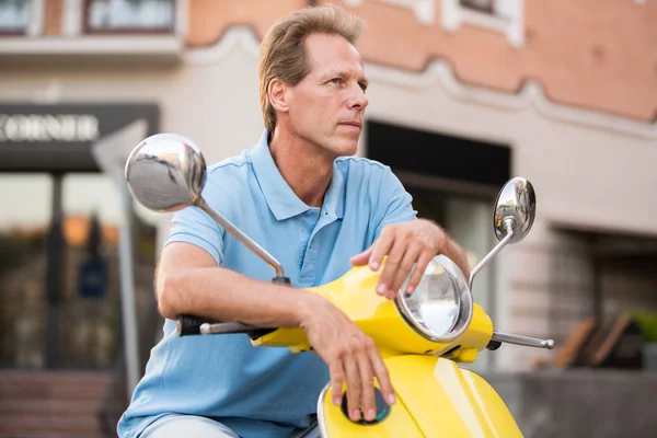 Homem maduro em uma scooter . — Fotografia de Stock