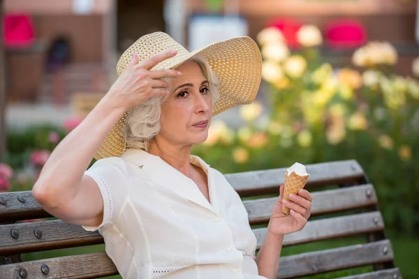 Mature woman with ice cream. — Stock Photo, Image