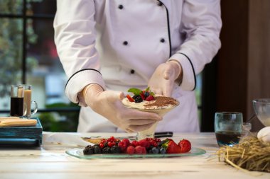 Cam tatlı ile el ele tutuşur.