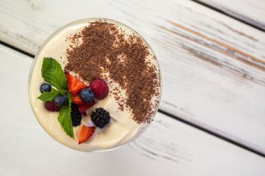 Tatlı çikolata kırıntıları ile.