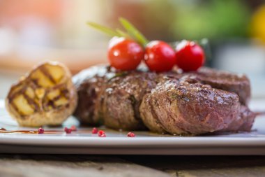 Domates ile pişmiş et.