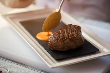 Kaşık turuncu sıvı dökülen.