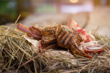 Saman üzerinde ızgara et.