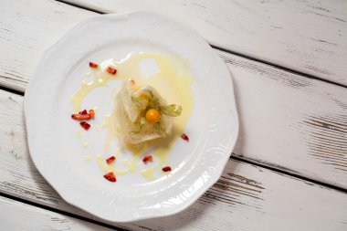 Tatlı plaka üzerinde dekore edilmiş.