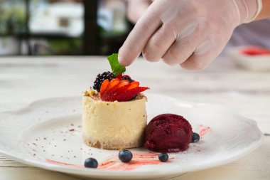 Bir plaka üzerinde küçük kek.