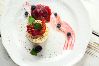 Küçük kek üzerine nane yaprakları.