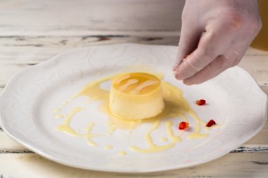 Pasta ve çilek parçaları.