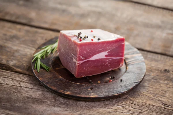 Carne en plato de madera viejo . — Foto de Stock