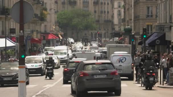 Auto's gaan op de weg. — Stockvideo