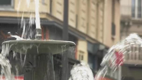 都市通りの噴水. — ストック動画