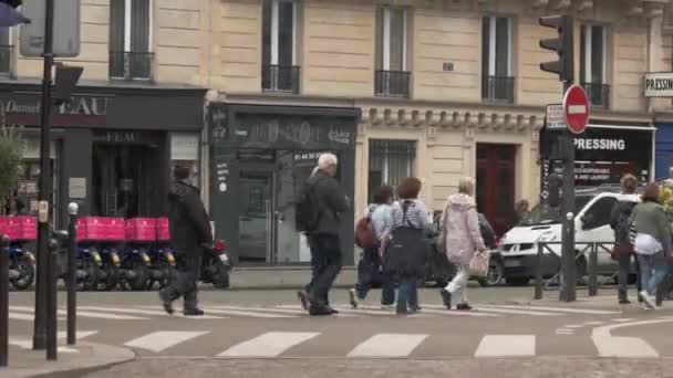 Gente cruzando la calle . — Vídeo de stock