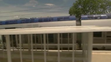 Treni yakınında platformu üzerinden görüntülemek.