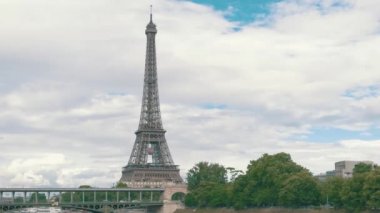 Eyfel Kulesi bir mesafeden.